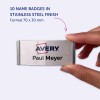 Kuvassa on käsi, joka pitelee ruostumattomasta teräksestä valmistettua nimikylttiä. Kyltissä on nimi 'Paul Meyer' ja 'Avery'-logo. Se osoittaa, että tuote sisältää 10 nimikylttiä, joiden mitat ovat 70 x 30 mm.