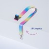 Kuvassa on värikäs pidike klipsillä valkoisella pinnalla, mikä osoittaa 10 lanyardin sarjan.
