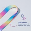 Kuva esittää värikästä nauhaa, joka on valmistettu kestävästä kierrätetystä polyesteristä rPET. Tekstikuvaus korostaa sen ympäristöystävällisyyttä ja mainitsee, että se on valmistettu muovipulloista.