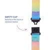Kuvassa on värikkääseen hihnaan kiinnitetty turvaklipsi, jossa viestinä on, että se irtoaa liiallisen vedon seurauksena.