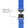 Kuva näyttää turvaklipsin, jossa on sininen hihna. Se on suunniteltu irtoamaan liiallisessa vedossa, mikä lisää turvallisuutta.