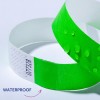 Kuvassa on kaksi ranneketta; toinen on kirkkaan vihreä, jossa on vesipisaroita, ja toinen on valkoinen teksturoidulla designilla. Sanaa 'WATERPROOF' käytetään rannekkeiden vieressä, viitaten vihreän rannekkeen vedenpitävyyteen.