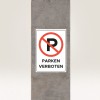 Kuvassa on merkki, jossa on suuri punainen ympyrä ja vinoviiva, joka ylittää kirjaimen 'P', mikä osoittaa, että pysäköinti on kielletty. Merkissä on teksti 'PARKEN VERBOTEN' saksaksi, mikä tarkoittaa 'Pysäköinti kielletty'. Se on kiinnitetty betonipylvääseen.