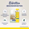 Kuva esittelee Avery Zweckformin läpinäkyvien kuljetusetikettien tuote-esitteen, jossa korostetaan ominaisuuksia, kuten helppo suunnittelu heidän etikettisuunnittelijallaan, CO2-neutraalius, QuickPEEL-apu helppoon irrottamiseen ja että se on valmistettu Saksassa.