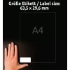 Kuva näyttää käden sijoitettuna läpinäkyvän etiketin viereen. Se osoittaa etiketin koon 63,5 x 29,6 mm ja A4-formaatin taustan.