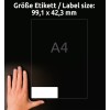 Kuvassa näkyy käsi läpinäkyvän tarran vieressä, joka ilmoittaa kokomääritelmät. Siinä lukee "Größe Etikett / Label size: 99,1 x 42,3 mm" ja keskelle on merkitty "A4".