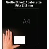 Kuva näyttää käden etiketin vieressä. Etiketin koko on 96 x 63,5 mm, ja sen takana on ilmoitettu A4-koko. Tausta on tumma, mikä parantaa esineiden näkyvyyttä.
