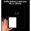 Kuva näyttää etiketin koon 99,1 x 139 mm, käden vierellä mittakaavana. Tausta on musta, ja etiketti on esitetty valkoisena suorakaiteena, jossa näkyy teksti 'A4'.