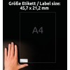 Kuvassa näkyy käsi lähellä etikettitulostetta, jossa ilmoitetaan koko 45,7 x 21,2 mm ja että se vastaa A4-mittoja, tummalla taustalla.