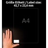 Kuvassa on käsi etiketin kokoisen asiakirjan vieressä. Etiketin koko on 45,7 x 25,4 mm, ja teksti osoittaa A4-paperikokoa.