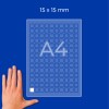 Käsi ruudukkomerkityn A4-arkin vieressä, jossa lukee 15 x 15 mm, sinisellä taustalla?