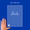 Käsi A4-ruudukkoarkin vieressä, jossa lukee 20 x 20 mm ja jossa on pieniä neliömäisiä ruutuja?