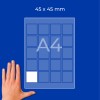 Käsi A4-arkin mallimallin vieressä, jossa on 45×45 mm ruudukko ja yksi valkoinen neliö?