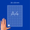 Käsi A4-ruudukkoarkin vieressä, jossa on 25x25 mm:n ruudut ja yksi valkoinen ruutu?