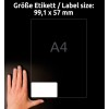 Kuva näyttää käden, joka on sijoitettu lähelle etikettikokojen määritelmää 99,1 x 57 mm, mikä osoittaa etiketin koon. Tausta on tumma, ja mitat ovat selkeästi esitetty.