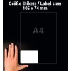Kuva näyttää läpinäkyvän tarran tai etiketin, jonka mitat ovat 105 x 74 mm, merkittynä A4:ksi. Käsi on sijoitettu etiketin viereen koon vertailua varten.