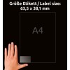 Kuvassa näkyy käsi läpinäkyvän etiketin vieressä, jonka mitat on ilmoitettu olevan 63,5 x 38,1 mm, ja etiketissä on merkintä 'A4'. Tausta on musta.