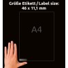 Kuvassa käsi pitelee etikettiä, jonka koko on 46 x 11,1 mm, viereisenä suurempi tyhjä alue, joka on merkitty A4:ksi. Tausta on musta.