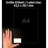 Kuva näyttää käden pitelevän A4-arkkia, jossa on merkitty etikettikoko 63,5 x 38,1 mm. Tausta on musta, ja teksti on saksaksi: 'Größe Etikett / Label size'.